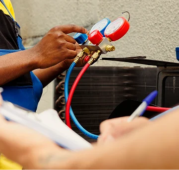 Técnico realizando mantenimiento preventivo en sistema industrial